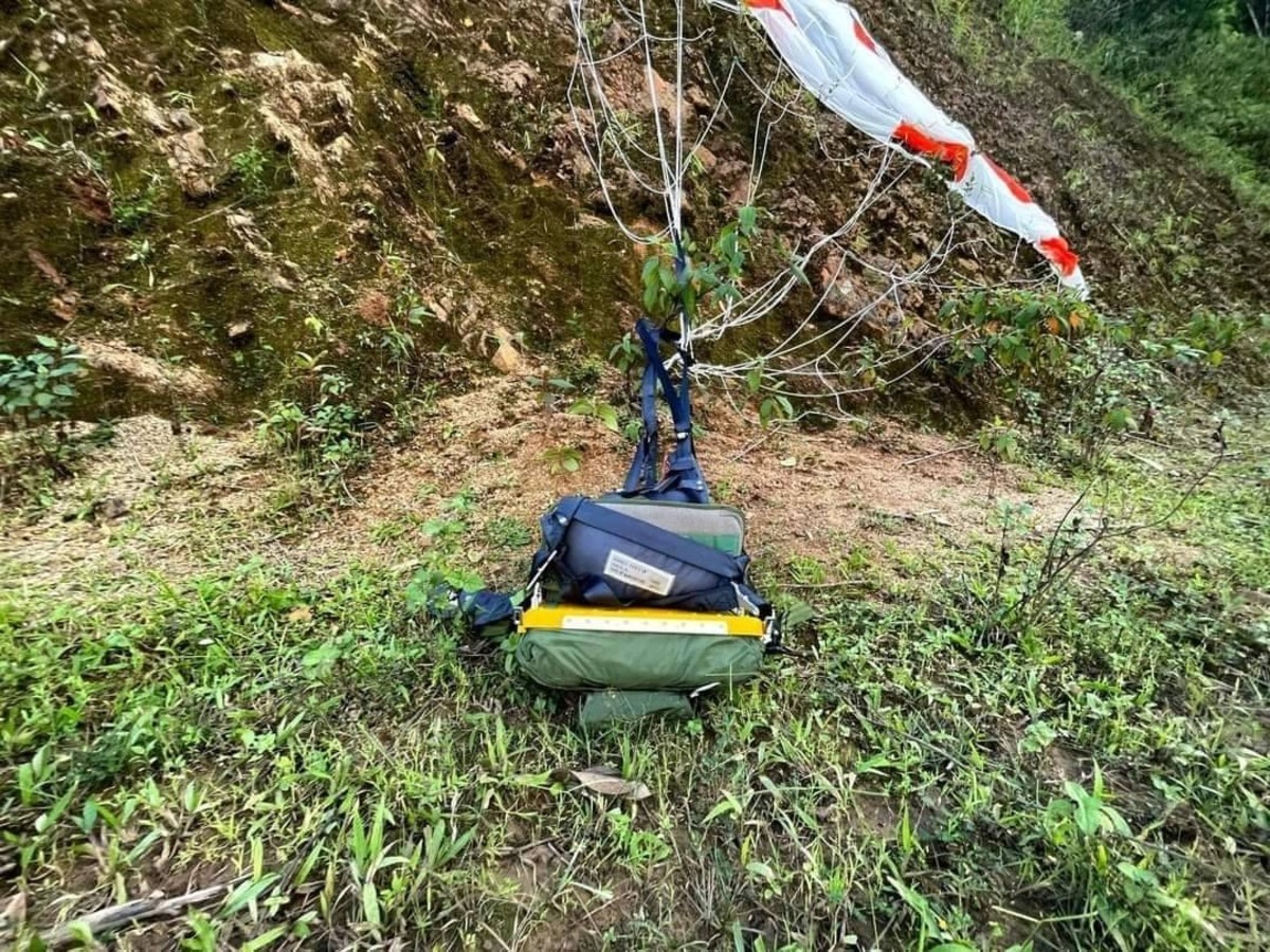 疑似是被擊落的戰機的飛行員遺落的頭盔和降落傘。 圖 : 翻攝自臉書