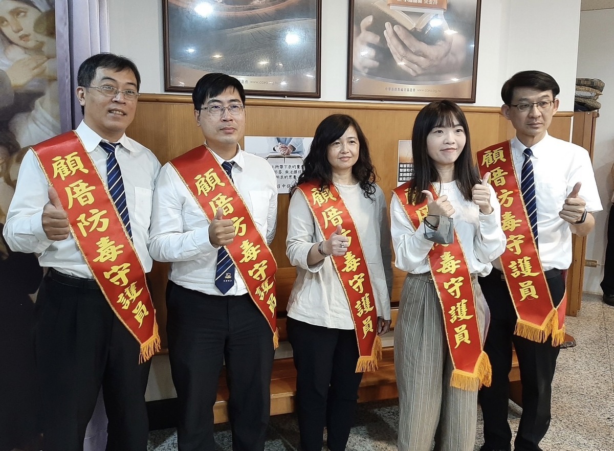「保全守護通 防毒好安居」服務計畫，由毒防局進行講習培訓，提升公寓大廈保全人員及管理人員毒防知能，成為社區的「顧厝防毒守護員」。 圖：高雄毒品防制局提供
