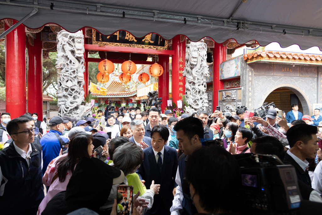 民進黨主席暨總統參選人賴清德今日上午出席內湖碧山巖開漳聖王廟禮斗法會。 圖：賴清德競選辦公室提供