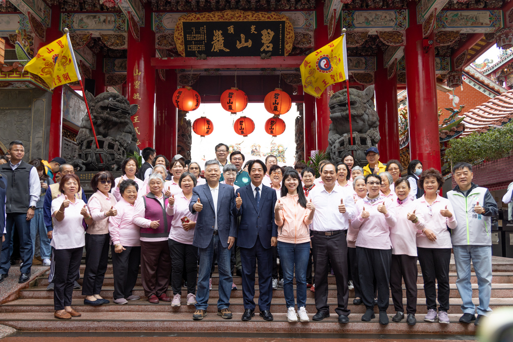 賴清德今日上午出席內湖碧山巖開漳聖王廟禮斗法會，並幫黨籍參選人高嘉瑜輔選。 圖：賴清德競選辦公室提供