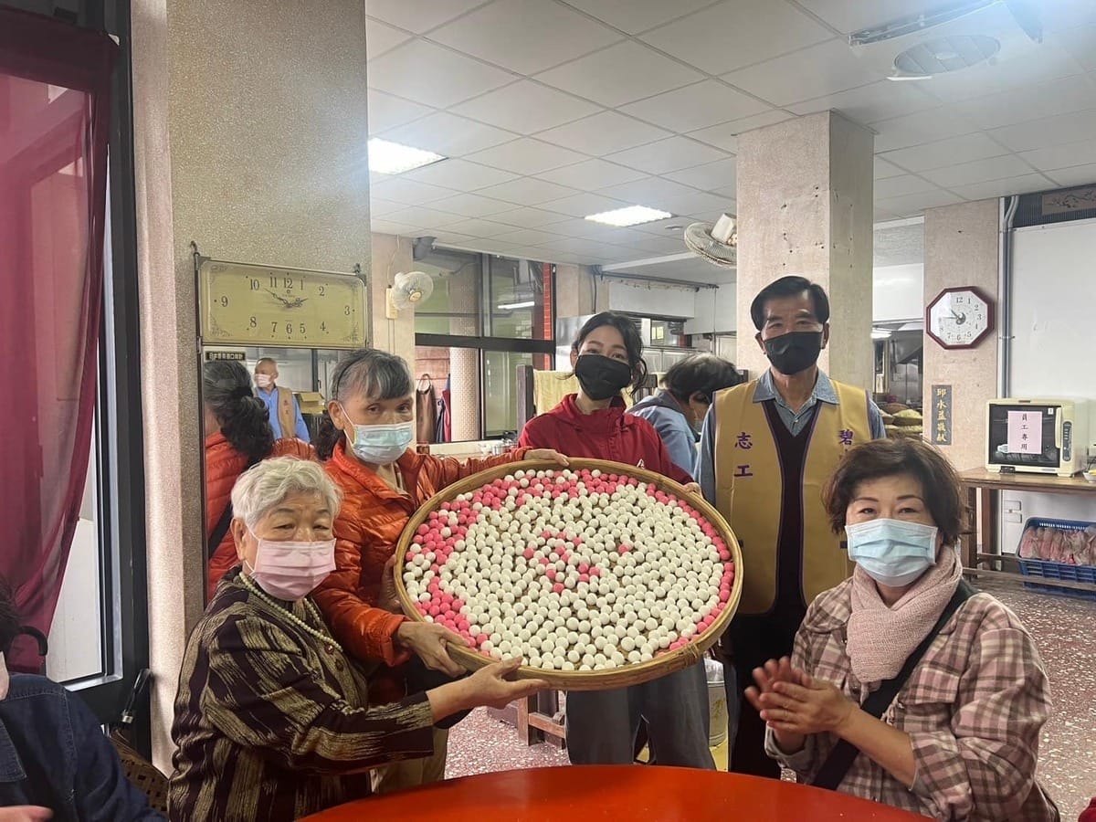 台灣基進台北市第4選舉區（內湖、南港）立委參選人吳欣岱出席內湖碧山巖開漳聖王廟禮斗法會，和當地民眾一起搓湯圓、祈福。 圖：取自吳欣岱臉書