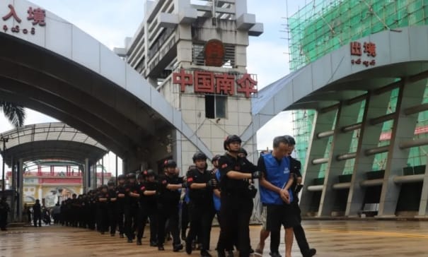 中國警方押解從緬北逮捕的詐騙集團嫌犯。 圖 : 翻攝自楊門灼見