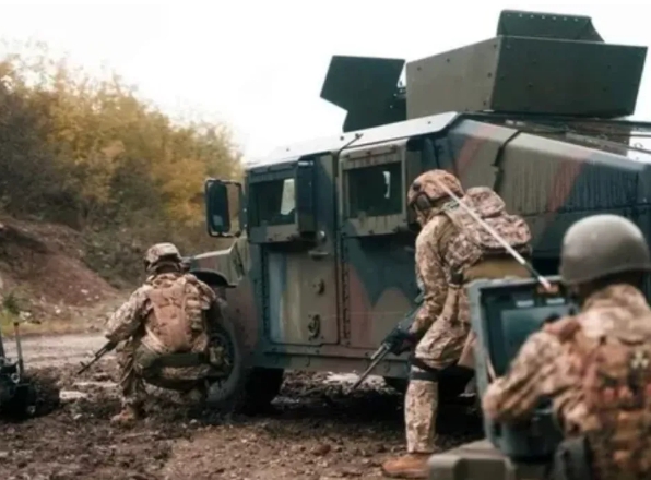 烏軍利用裝甲車作掩體，隊俄軍進行攻擊。 圖 : 翻攝自騰訊網/秦蓁