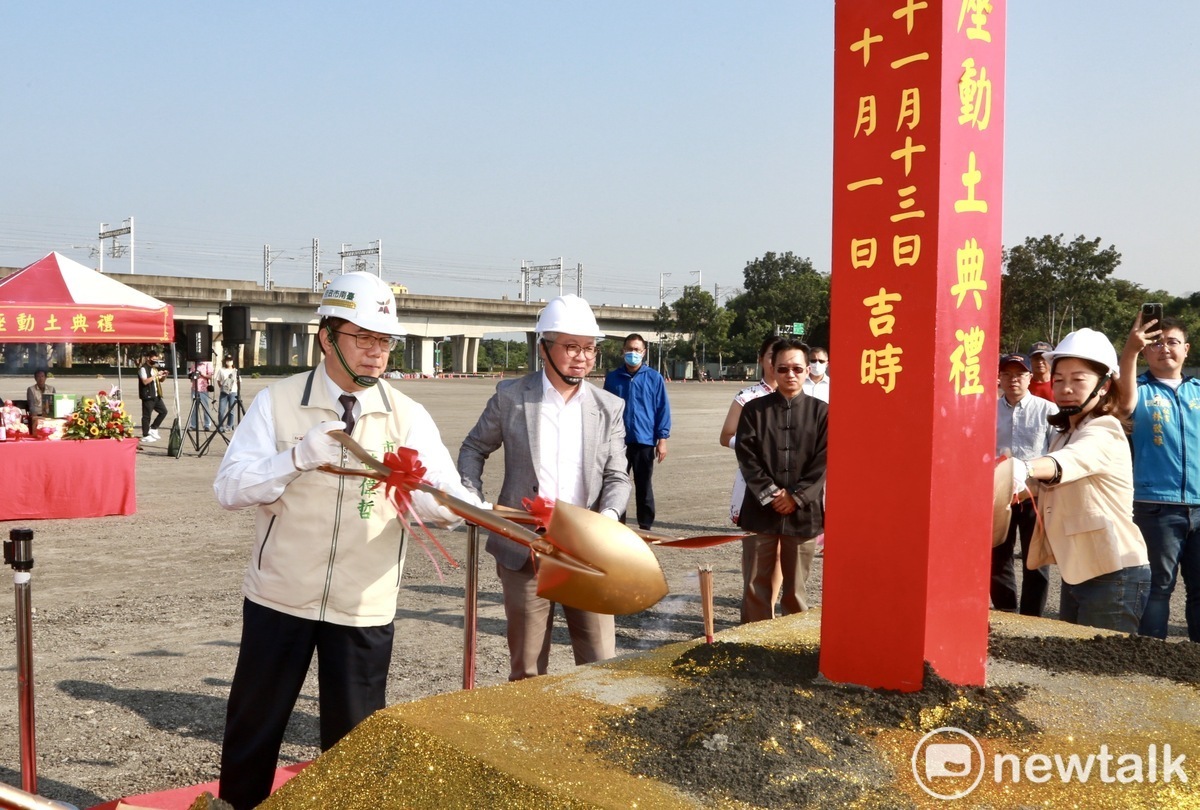 2024台灣燈會即將在明年2月24日至3月10日於台南市舉辦，今日於高鐵台南站周邊的「高鐵燈區」主燈設置預定地舉辦主燈基座動土儀式，由交通部觀光署副署長周廷彰及台南市長黃偉哲等人共同祈福，祈求燈會施工順利、燈會活動圓滿成功。 圖：黃博郎／攝