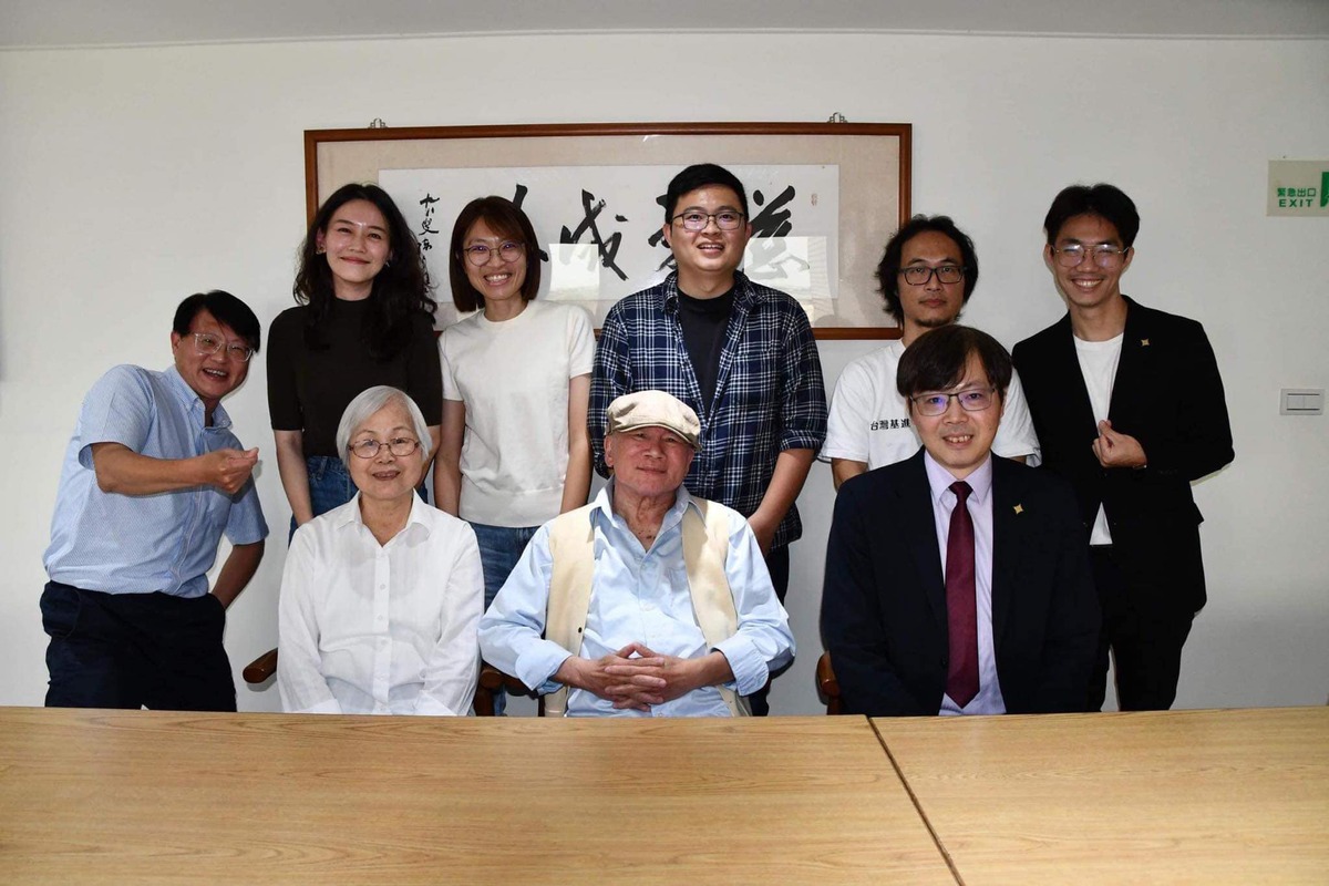 吳欣岱(後左二)於今年5月在基進主席王興煥(前左一)及創黨主席陳奕齊（後左一）等人陪同下，前往宜蘭拜訪民進黨前主席林義雄尋求支持。 取自吳欣岱臉書