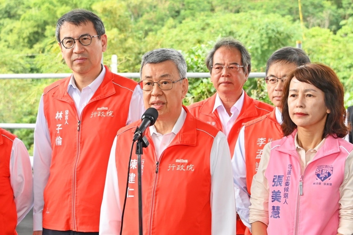 行政院長陳建仁今（14）天到花蓮縣視察「台9線花東縱谷公路安全景觀大道計畫-木瓜溪橋改建工程」前受訪。 圖：行政院提供