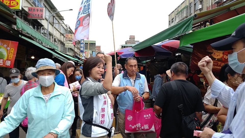 國民黨籍台北市議員、北市第二選區立委參選人游淑慧，14日以「一個正被凌遲中區域立委候選人」的名義提出呼籲，要求藍白「合與不合趕快決定」。 圖：翻攝游淑慧 台北市議員臉書