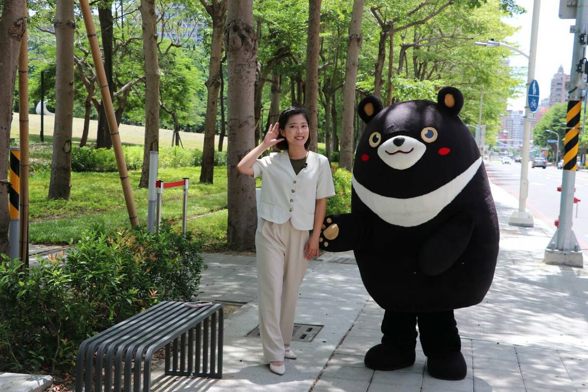 周璟瑜(左)「高雄熊」攜手拍攝交通安全宣導短片。 圖：高雄市政府/提供