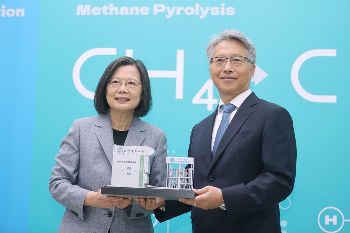 總統蔡英文14日上午出席中研院及台電「去碳燃氫發電技術發布會」 圖：總統府提供