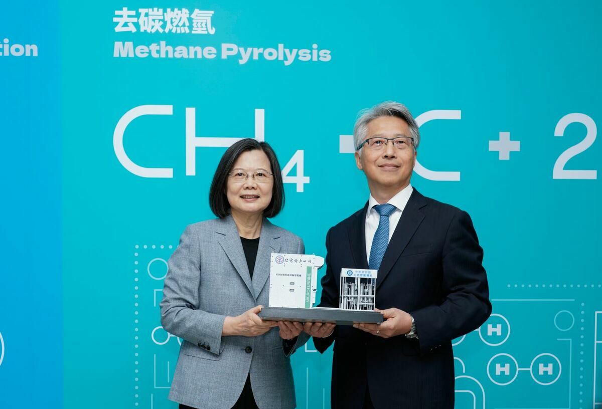 中研院院長廖俊智(右)致贈去碳燃氫發電模型予總統蔡英文。 圖：台灣電力公司／提供