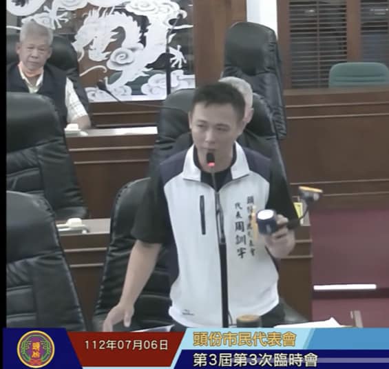 頭份市民代表周訓宇表示，針對撿到槍枝零件一事，他事先不知情，也是被設計，有澄清過，也當面跟縣長鍾東錦道歉了。 圖：取自周訓宇臉書粉專。