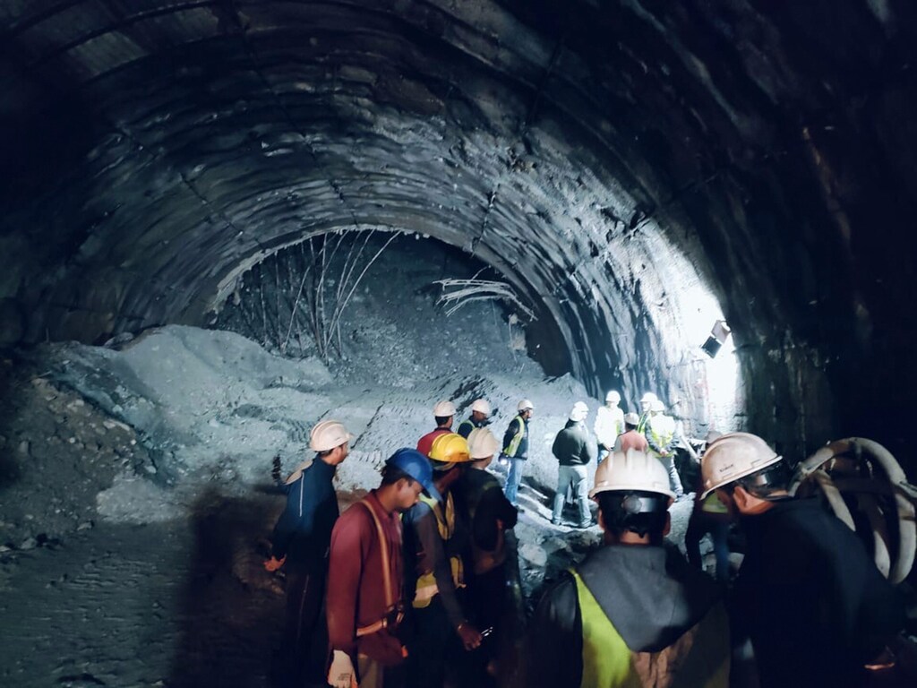 印度北部正在全力營救數十名被困工人，他們當時正在幫忙建造一條山間隧道，前（12）日倒塌，他們被困在一堆瓦礫後面，氧氣和水都非常緊缺。 圖：翻攝自X帳號@TOPXNews