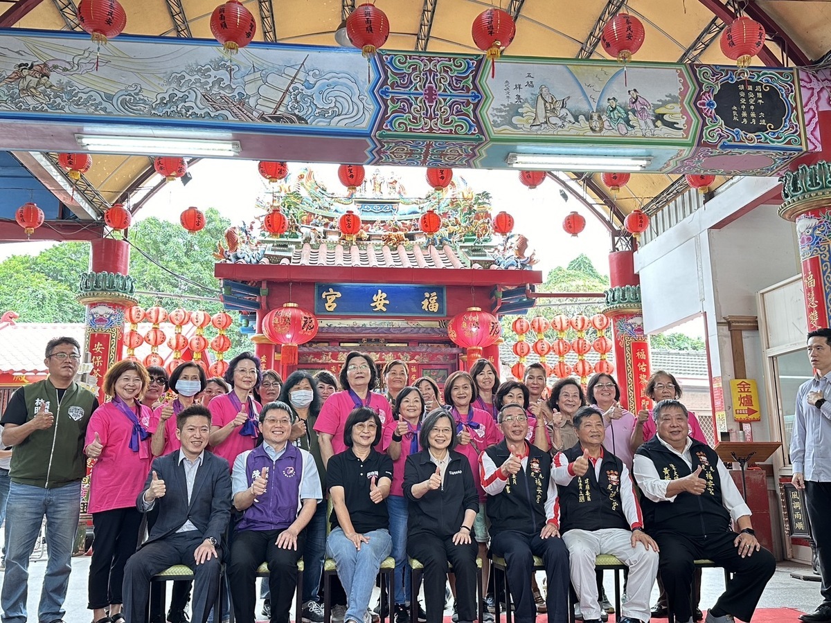 蔡英文今（14）天下午在民進黨立委蘇治芬陪同下到雲林虎尾福安宮還願。 圖：翻攝蘇治芬臉書