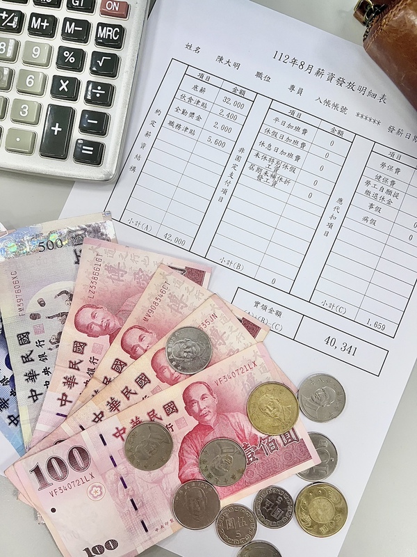 雇主如未按約定日期發放工資、未全額給付工資或未主動提供薪資單，經查證屬實者可處新台幣2萬元以上、100萬元以下罰鍰。 圖：新北市勞工局提供