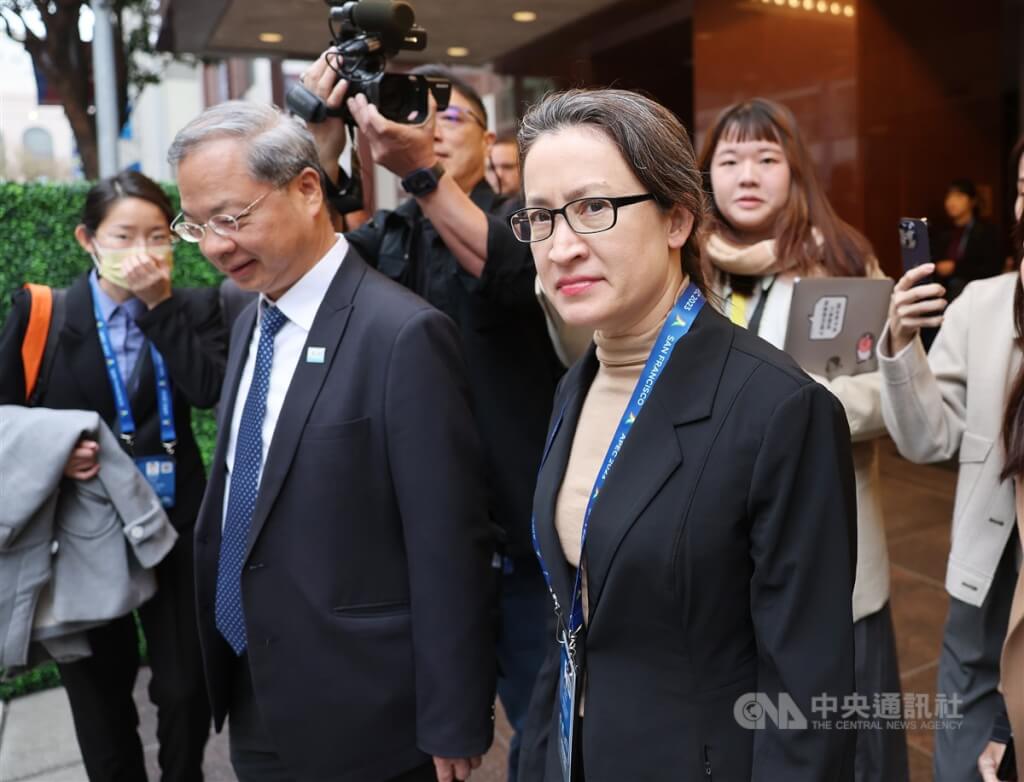 民進黨總統參選人賴清德副手人選盛傳是駐美代表蕭美琴（前右起），14日上午與國發會主委龔明鑫等人突然現身APEC台灣媒體團下榻飯店，引起騷動。 圖：中央社