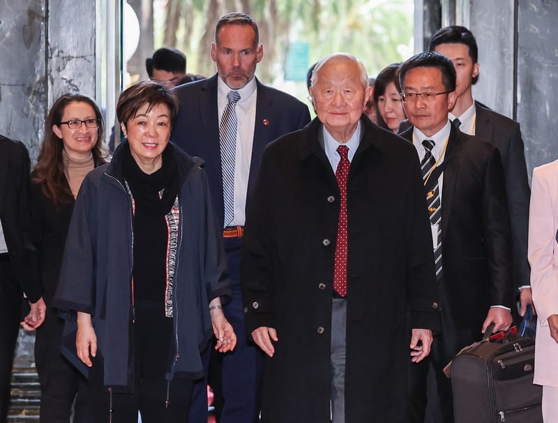 APEC台灣領袖代表、台積電創辦人張忠謀（前右）赴舊金山參加APEC經濟領袖會議，當地時間14日下午由駐美代表蕭美琴（後左）等人陪同抵達下榻酒店。前左為張忠謀妻子張淑芬。 圖:中央社