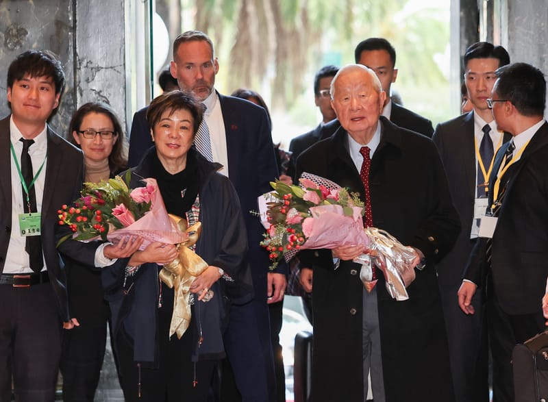 APEC台灣領袖代表、台積電創辦人張忠謀（前右2）赴舊金山參加APEC經濟領袖會議，張忠謀與妻子張淑芬（前左2）在當地時間14日下午抵達下榻酒店，僑胞獻花歡迎。 圖:中央社