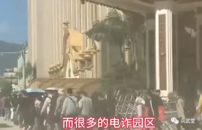 劉家和魏家陸續清空園區。緬北果敢中心的老街縣城，也是大型園區比較集中的地方，出現大批趕著離開的人潮。 圖：翻攝自武堂說事