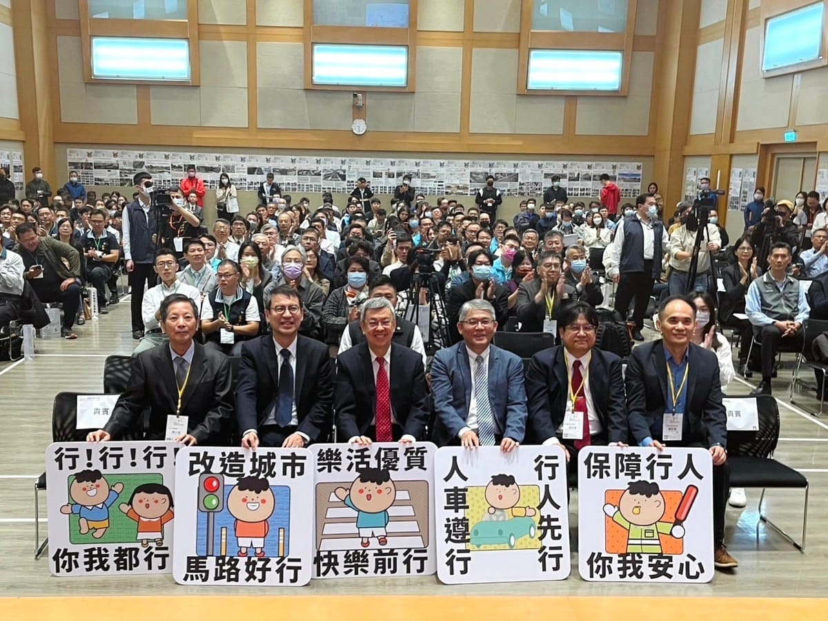 「2023馬路好行」論壇暨頒獎典禮_合影。 圖：內政部提供