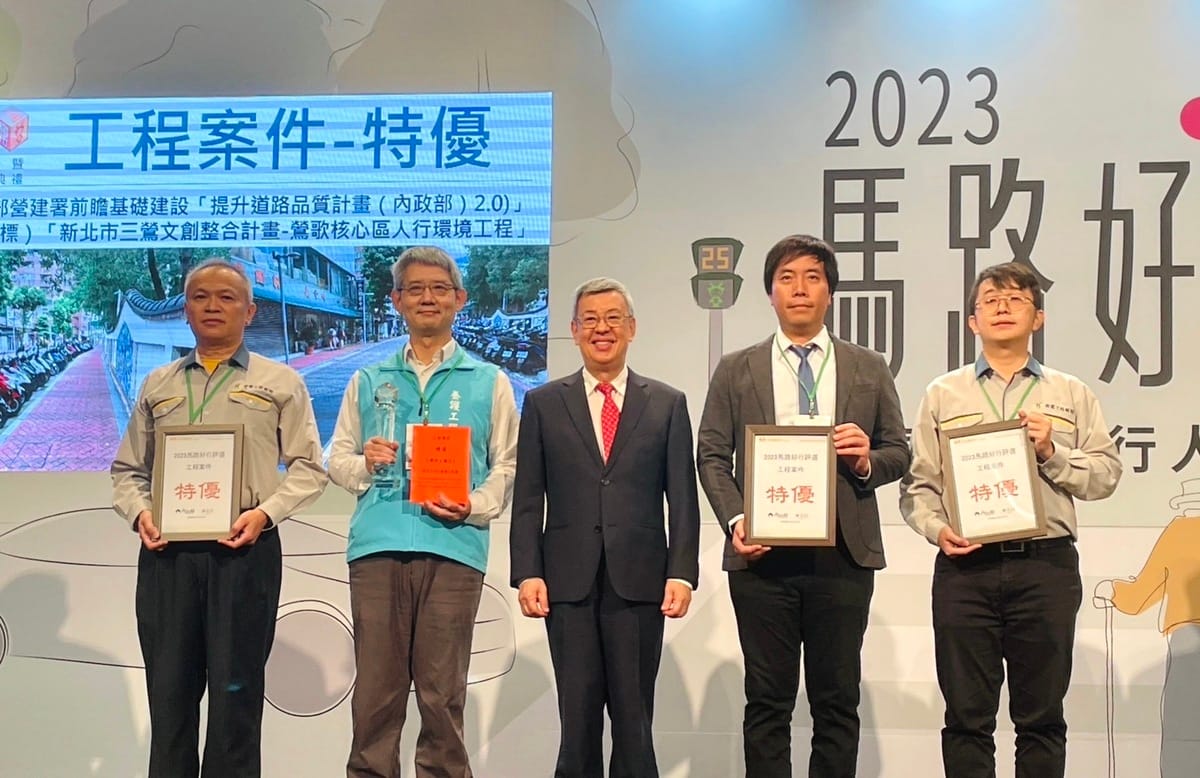 行政院長陳建仁出席「2023馬路好行」頒獎典禮，肯定各縣市對於提升國內通行品質所付出的努力。 圖：內政部提供