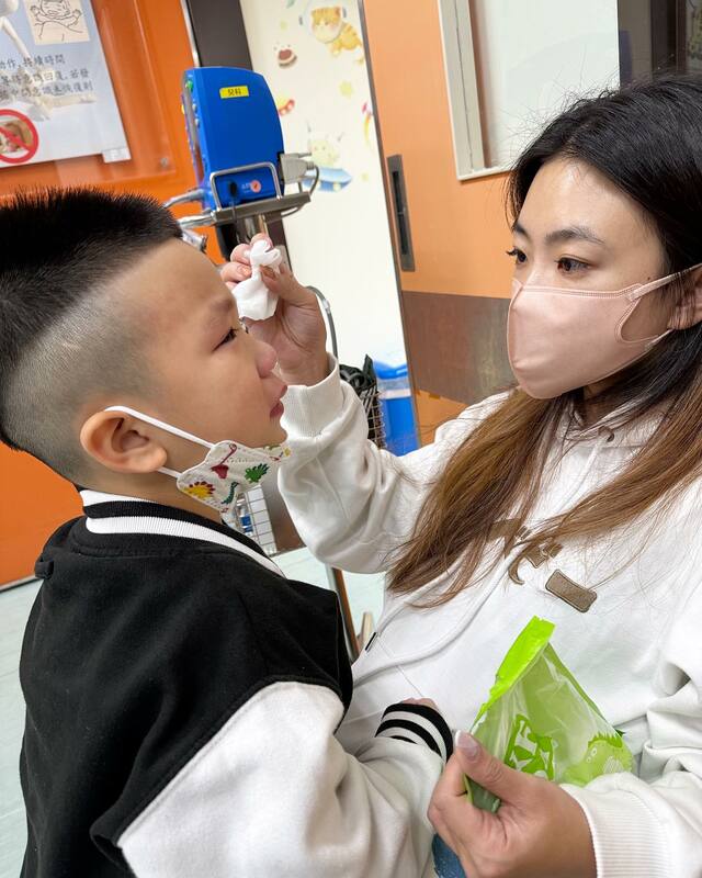 蔡波能發燒多日未好轉，二伯昨晚再度帶著他到醫院看診。 圖：翻攝自IG＠2uncle987