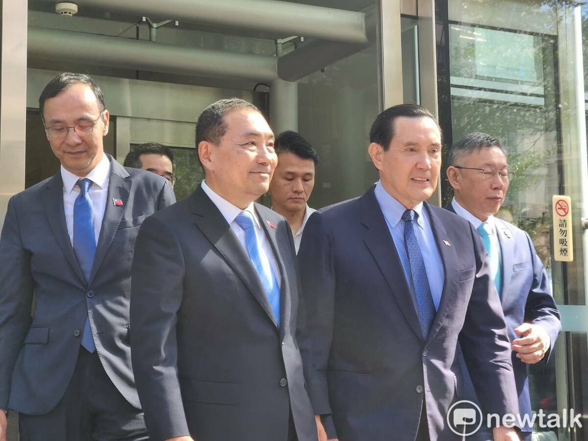 民眾黨總統參選人暨黨主席柯文哲（右1）、國民黨主席朱立倫（左1）、國民黨總統參選人侯友宜（左2）及前總統馬英九（右2）。 圖：黃建豪 / 攝