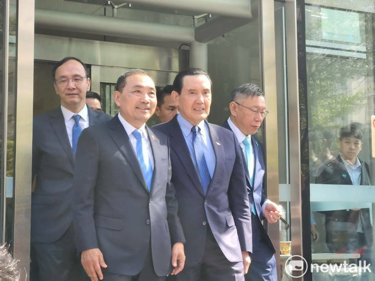 民眾黨總統參選人暨黨主席柯文哲（右1）、國民黨主席朱立倫（左1）、國民黨總統參選人侯友宜（左2）及前總統馬英九（右2）。 圖：黃建豪 / 攝 （資料照）