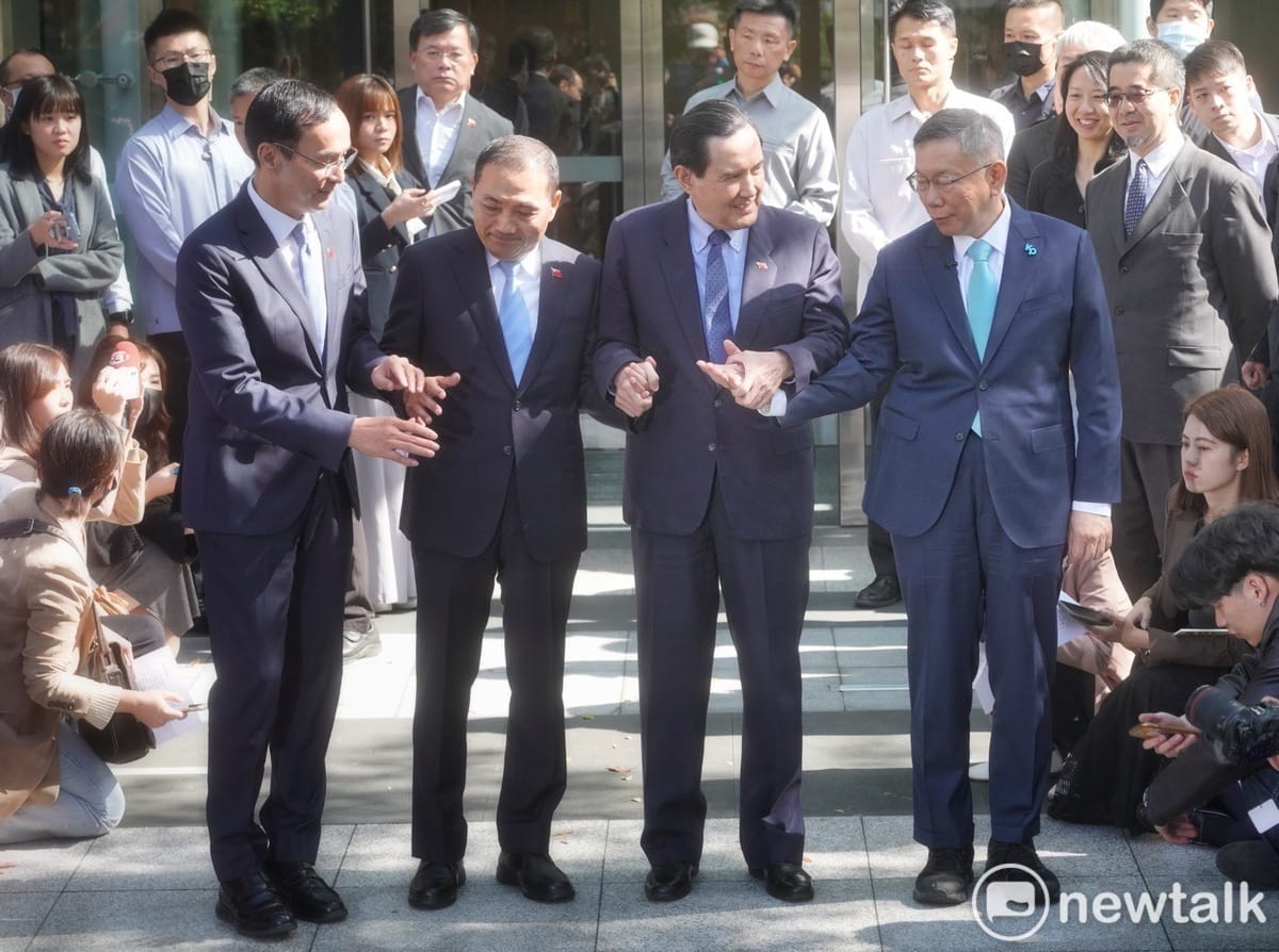 藍白合達成6點共識後再度破局，圖為朱立倫、侯友宜、馬英九、柯文哲攜手合影。 圖：張良一攝（資料照）