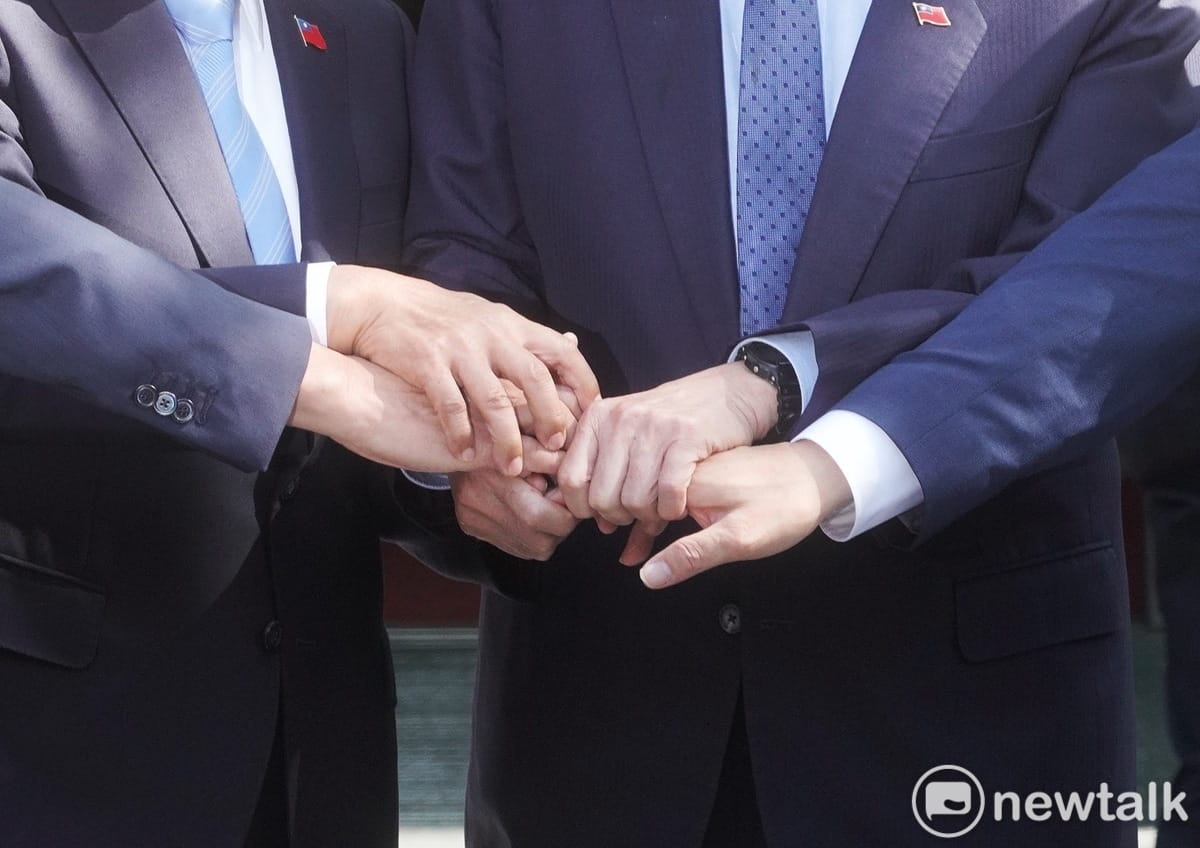 藍白合達成6點共識，會後朱立倫、侯友宜、馬英九、柯文哲攜手合影。 圖：張良一 / 攝