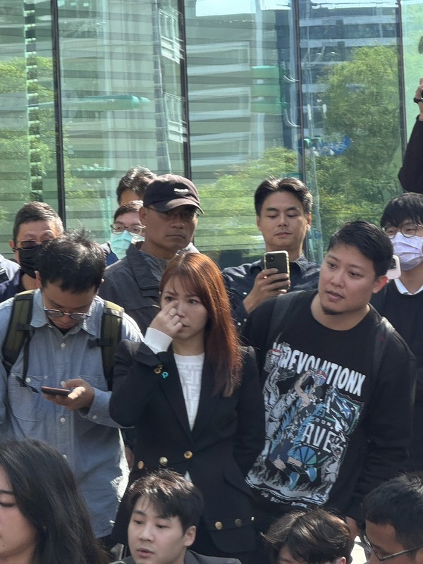 民眾黨總統參選人柯文哲競選辦公室發言人陳智菡被發現在現場默默拭淚。 圖：周煊惠翻攝