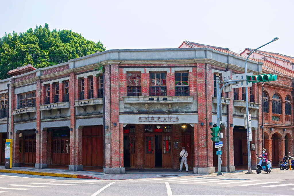 若想放鬆及拍美照，可來趟「百年古蹟文化城，剝皮寮懷舊之旅」，到龍山寺祈求平安及好運，還能走訪富具歷史價值和文化意涵的剝皮寮歷史街區。 圖：翻攝自台北市政府觀光傳播局官網