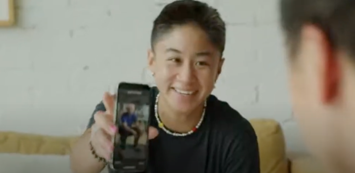 Snapchat(SNAP-US)與亞馬遜 (AMZN-US) 簽訂了合作協議，使用戶可以在 Snapchat app 內直接購買亞馬遜的商品。（圖為Snapchat 用戶使用情境） 圖：翻攝自Snapchat YT官方影片