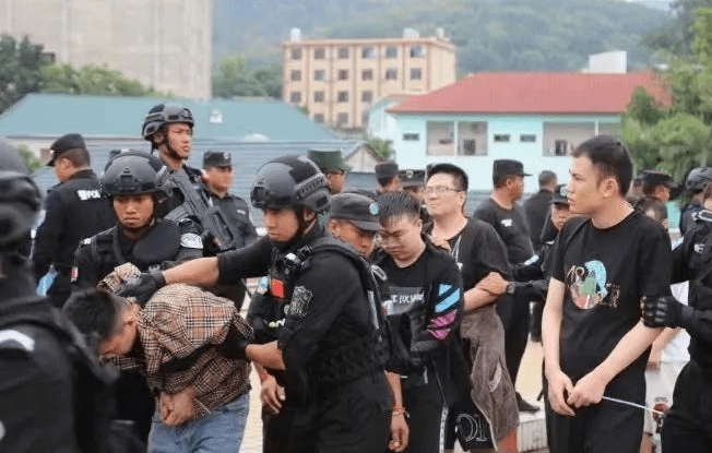 緬甸佤邦司法單位15日移送包含6名台籍人士在內電信詐騙犯給中國。 圖：翻攝陸網「博度」