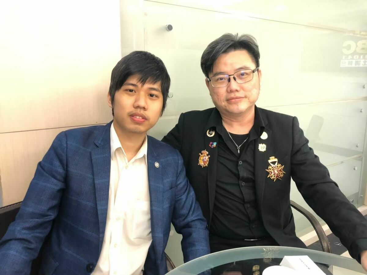 譚運闓（左）日前獲得美國肯塔基州州長安迪．貝希爾頒發肯塔基州上校榮譽勳章，是台灣第一人。 譚運闓/提供