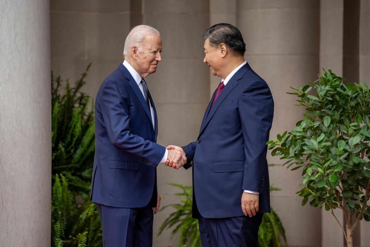 分析指出，習近平這次與拜登會面的主要目的是希望美國高層不要妨礙其連任國家主席，並指習近平可能會計劃連任至 2032 年，並扶植新的年輕接班人，預料習近平直到 2035 年前都會緊握中國的黨政軍權力。 圖：翻攝白宮臉書（資料照）。
