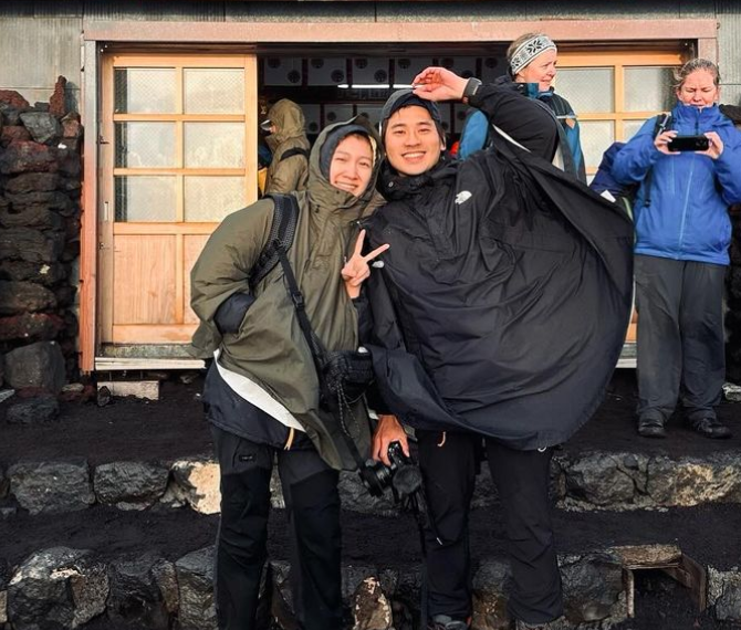 令日前跟一粒去日本爬富士山，在成功登頂後趁機跟一粒求婚。 圖：翻攝自一粒IG