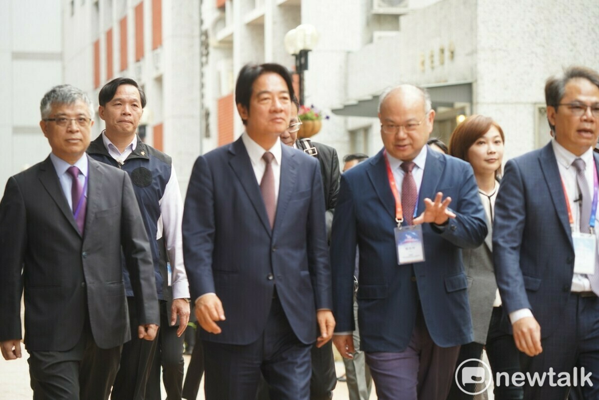 民進黨總統參選人賴清德今（16）日上午出席在桃園龍華科技大舉行的「高速傳輸介面電子構裝設計與測試人才及技術培育基地啟用暨揭牌典禮」。 圖：林昀真/攝
