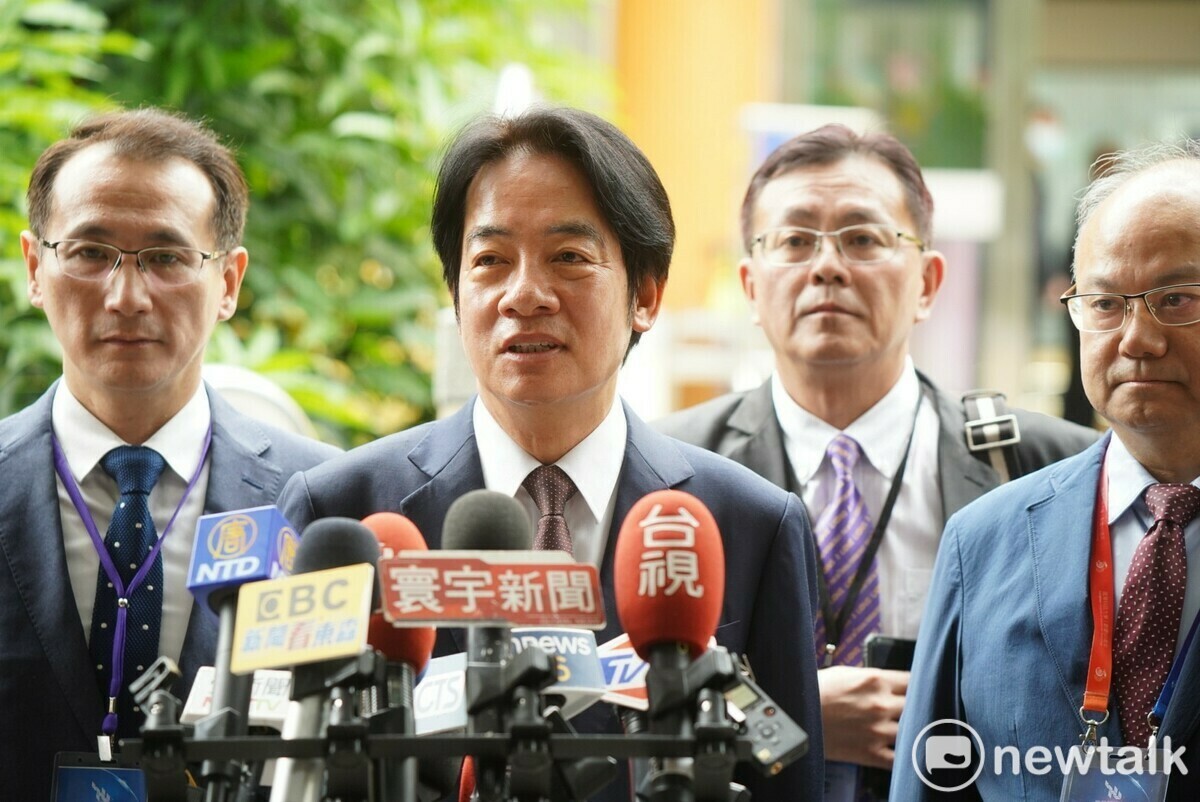 民進黨總統參選人賴清德16日上午出席在桃園龍華科技大學舉行的「高速傳輸介面電子構裝設計與測試人才及技術培育基地啟用暨揭牌典禮」。 圖：林昀真/攝