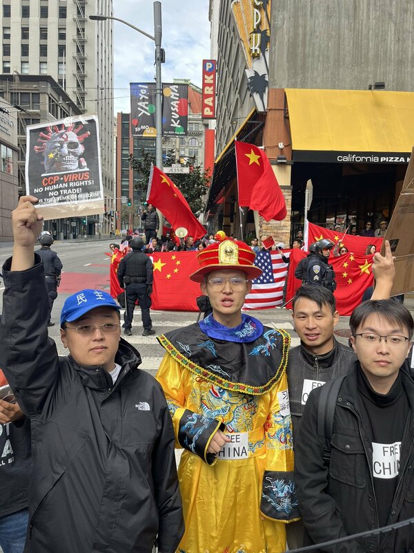 有海外中國人對習近平感到不滿，決定以扮演皇帝的方式，諷刺中國的獨裁政治。 圖：翻攝自Inty熱點新聞