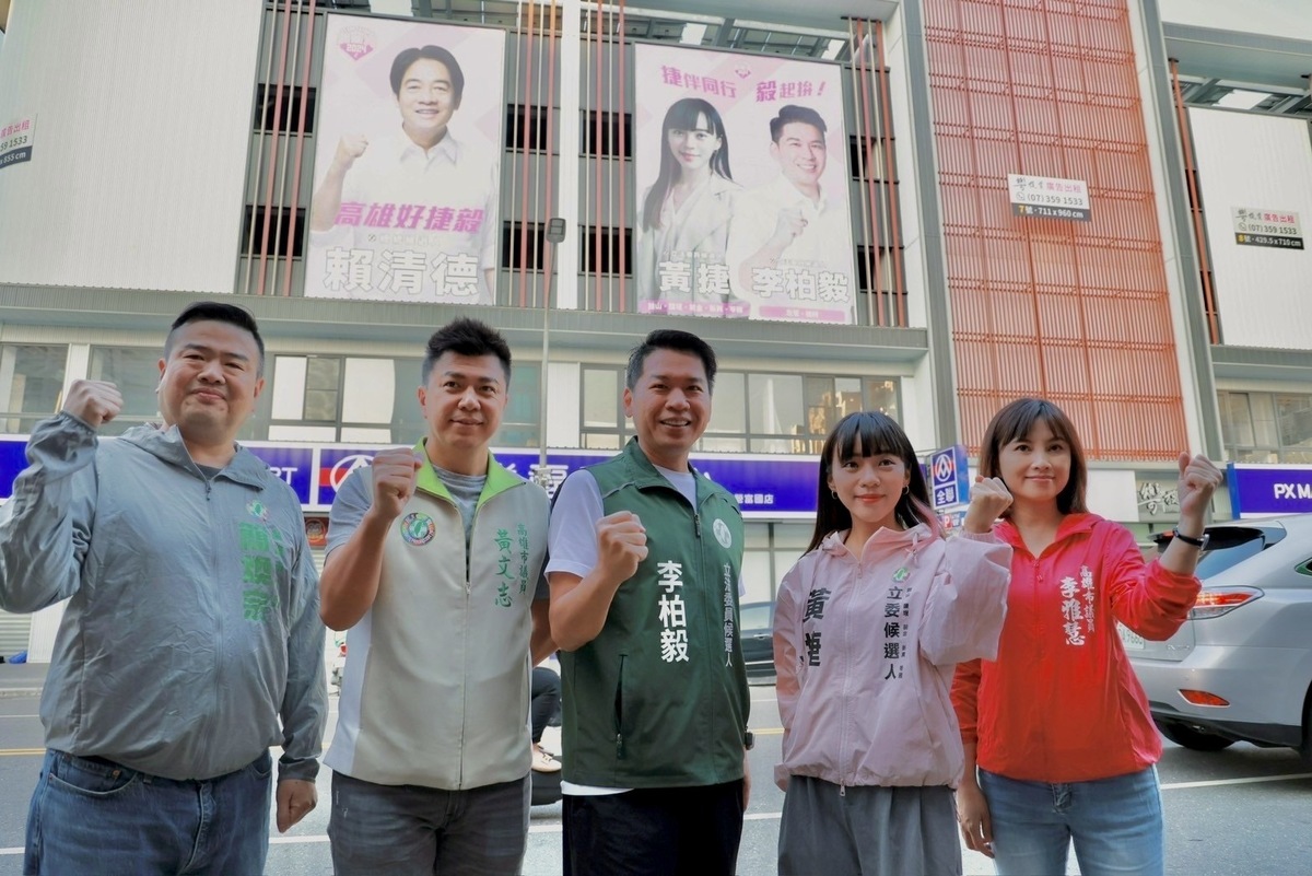 李柏毅(中)、黃捷(右二)在粉色聯合看板下站路口拜票。 圖：李柏毅競總/提供