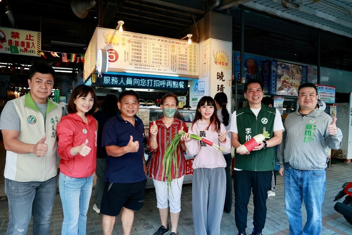 李柏毅(右二)、黃捷(右三)在龍華市場拜票。 圖：李柏毅競總/提供