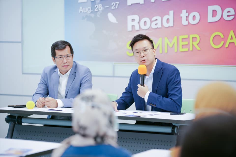 前民進黨副秘書長林飛帆(右)。 圖 : 翻攝自林飛帆臉書