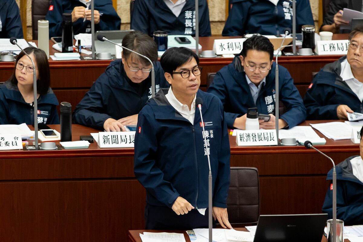 陳其邁(中)接受市政總質詢。他認為總統選舉正式進入藍綠對決。 圖：高雄市政府/提供