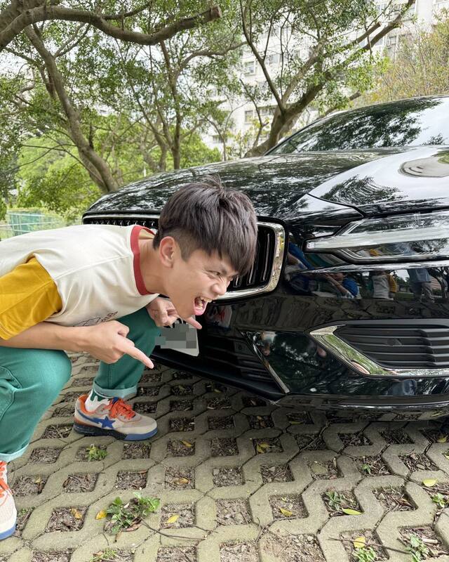 YouTuber「蔡阿嘎」昨晚透露二伯弟弟剛買的新車，被流浪狗啃出一個洞。 圖：翻攝自IG＠yga0721