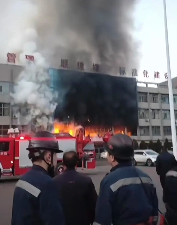 山西省呂梁市離石區永聚煤業聯建大樓發生重大火災，罹難人數升至 26 人。事故累計疏散 70 人，已有 63 人送往呂梁市第一人民醫院治療。 圖 : 翻攝自紅星新聞