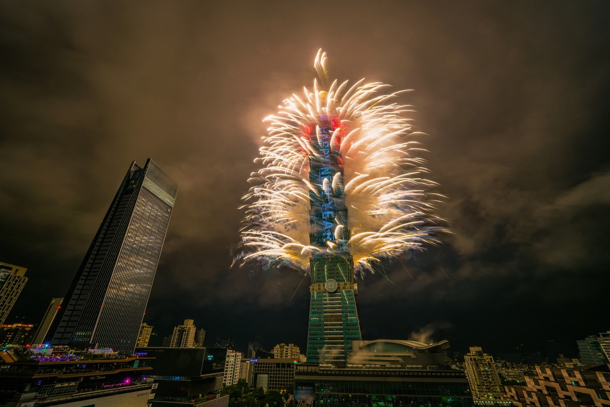 年末受到矚目的「2024台北最High新年城」，今(16)天揭曉主持人和第二波卡司名單。 圖：取自台北101