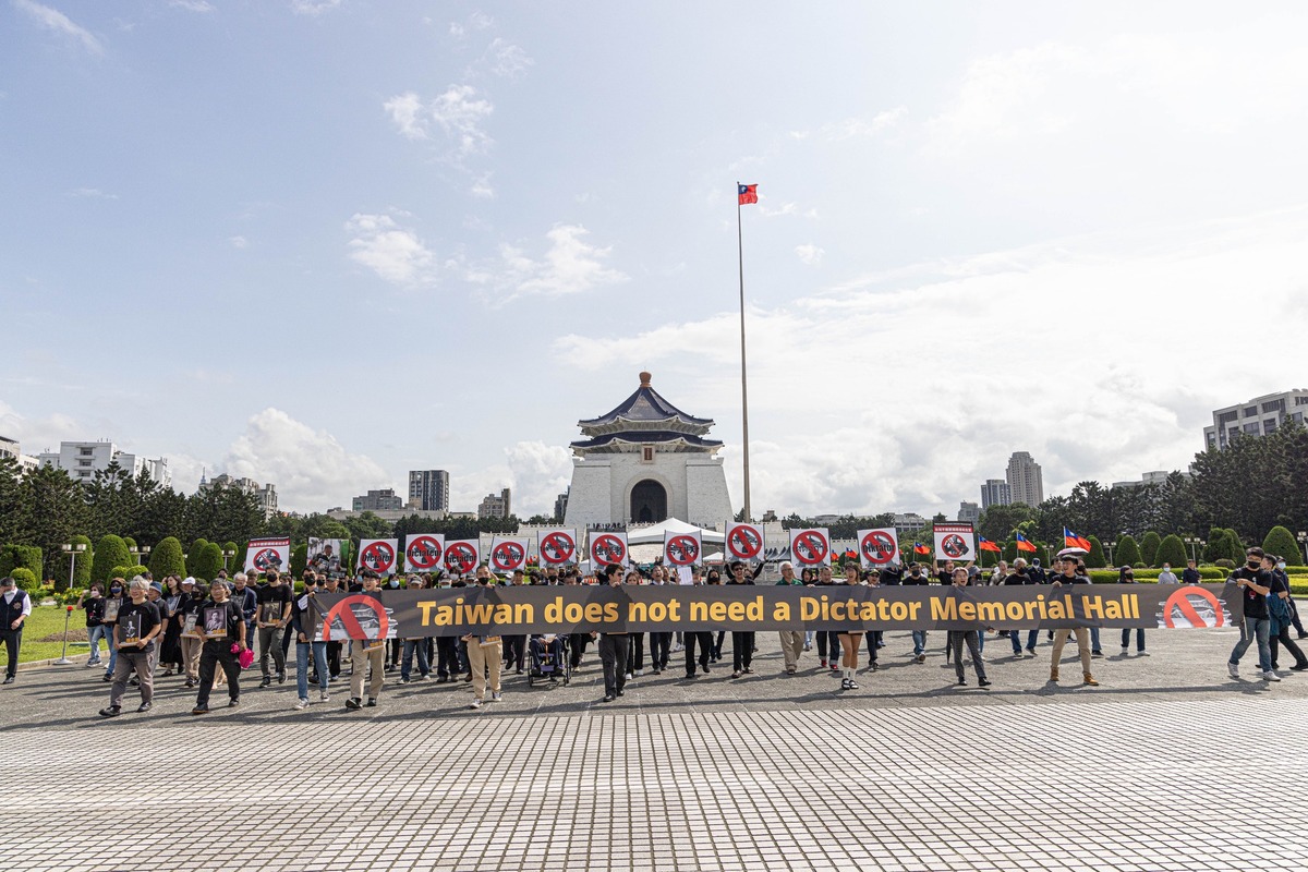 上（10）月30日，近百位的二二八遺族、白色恐怖受難者與家屬、青年、民間團體進行「台灣不需要獨裁者紀念堂」跨世代行動，訴求「完備轉型正義法制化」；旗幟上標語為「台灣不需要獨裁者紀念堂」。 圖：取自 新台灣和平基金會  臉書