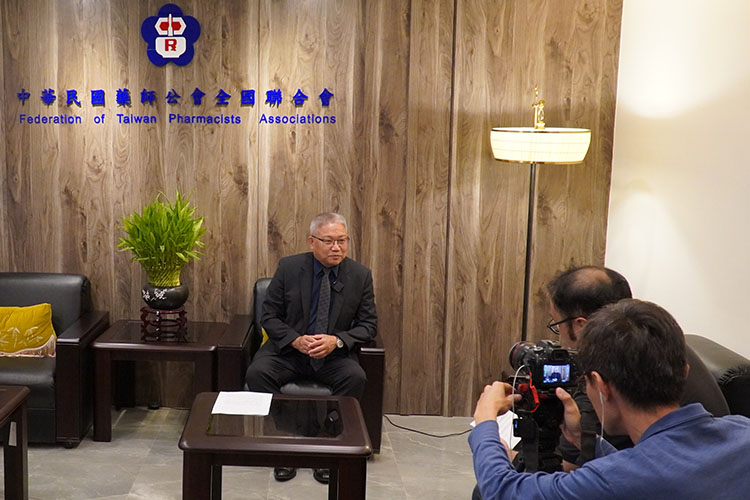 藥師公會全聯會今(16)日召開常務會議，對民進黨不分區名單感到失望，也不排除和其他政黨合作的可能。（圖為公會主席黃金舜於11月9日接受壹電視專訪側錄) 圖：翻攝自藥師公會全聯會網站