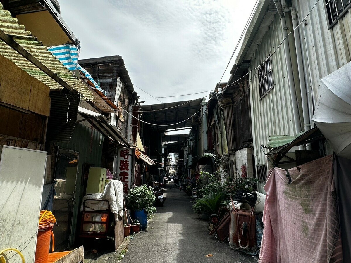 新北市永和區大陳更新單元三基地範圍現況，未來將興建3棟地上33至35層、地下6層的住商大樓及1棟地上9層、地下6層的新生公有市場。 圖：新北住都中心/提供