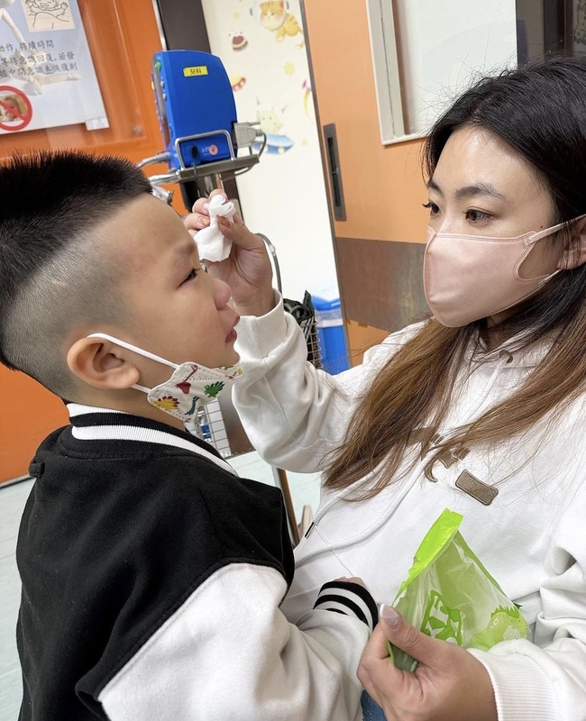 二伯日前分享蔡波能反覆發燒卻檢查不出病因，昨日確定是感染了腺病毒。 圖：翻攝自嘎嫂二伯IG